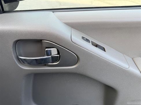 Used 2018 Nissan Frontier SV image 16