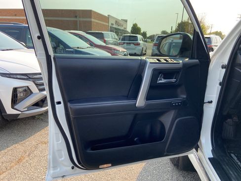 Used 2020 Toyota 4Runner Limited AWD/4WD image 9