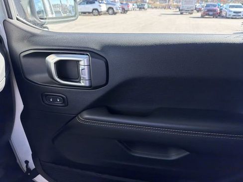 Used 2025 Jeep Wrangler Sahara image 24