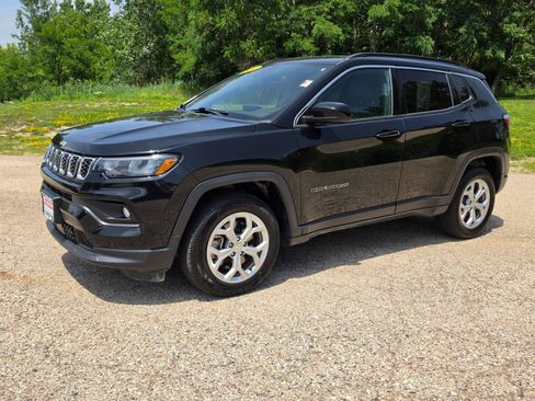 Used 2024 Jeep Compass Latitude AWD/4WD image 2