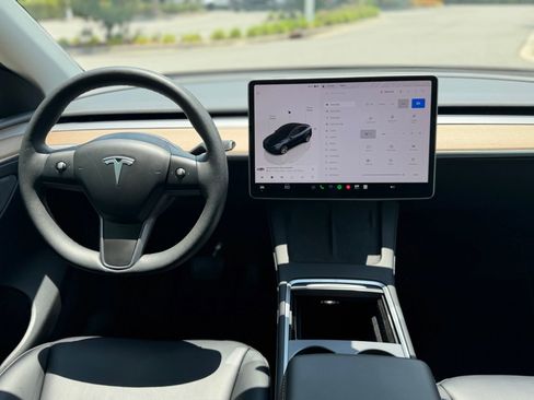 Used 2024 Tesla Model Y Long Range RWD image 19