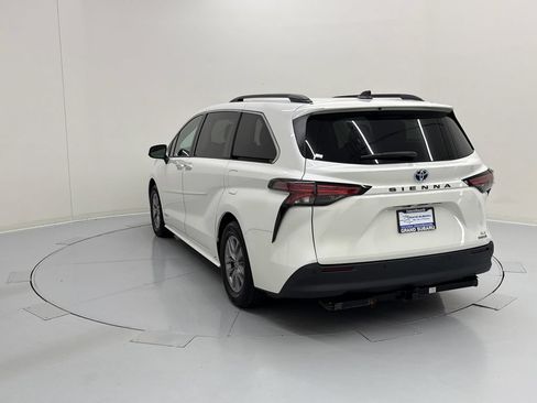Used 2021 Toyota Sienna XLE w/ XLE Plus Package FWD image 3