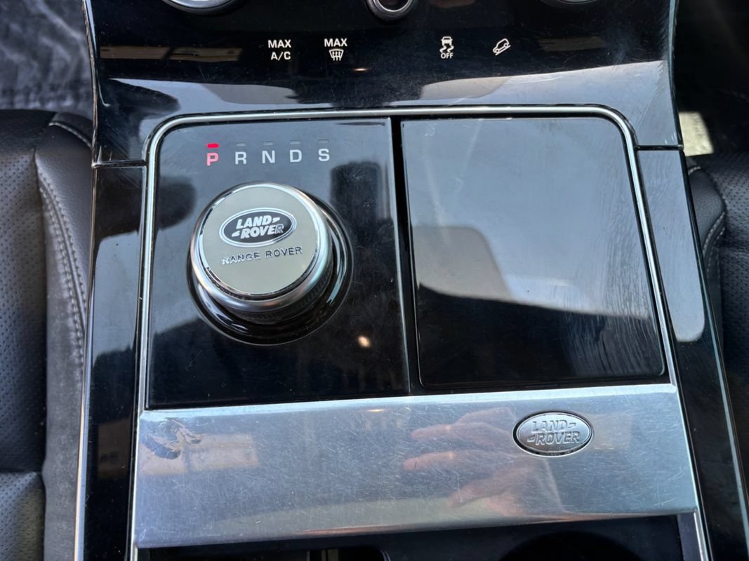 Used 2018 Land Rover Range Rover Velar R-Dynamic SE AWD/4WD image 13