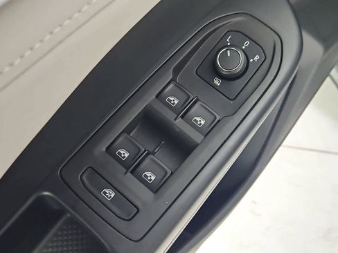 New 2025 Volkswagen Taos SE image 17