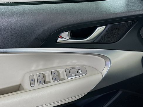 Used 2025 Genesis G70 2.5T image 15