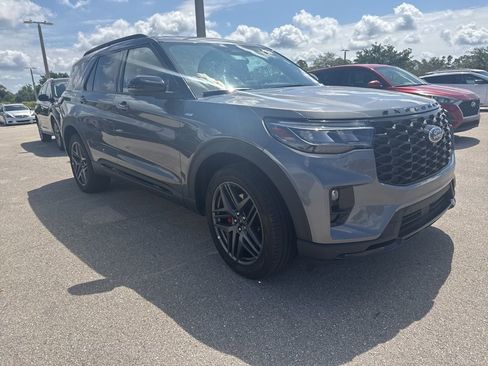 Used 2025 Ford Explorer ST-Line w/ ST-Line Street Pack AWD/4WD image 2
