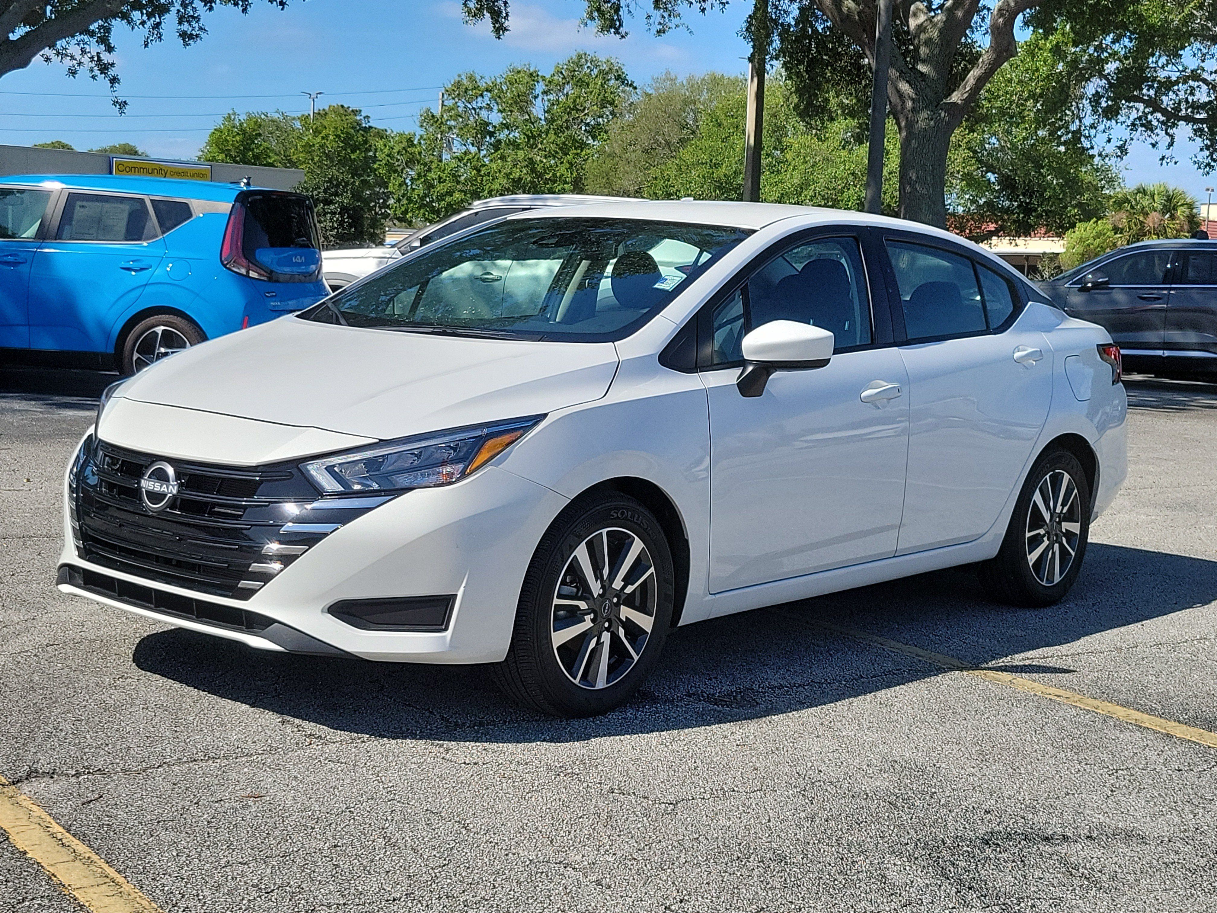 Used 2025 Nissan Versa SV FWD image 2