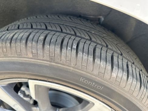Used 2023 Chevrolet Equinox Premier AWD/4WD image 11