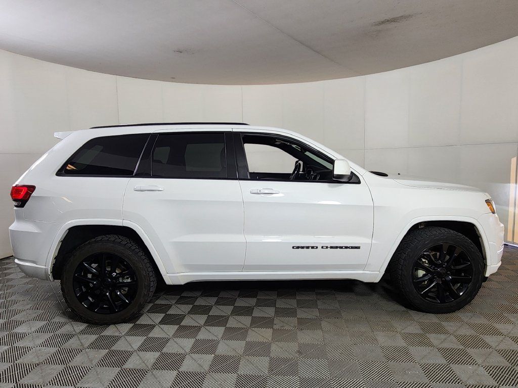 Used 2017 Jeep Grand Cherokee Altitude AWD/4WD image 8
