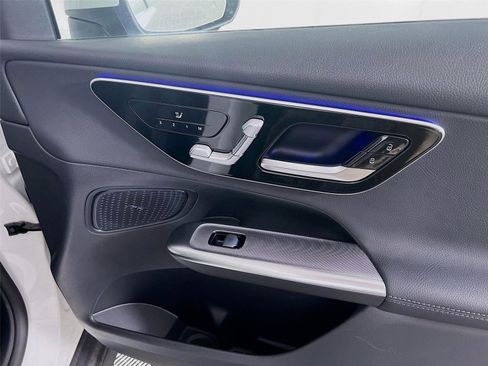 Used 2025 Mercedes-Benz GLC 300 4MATIC image 26