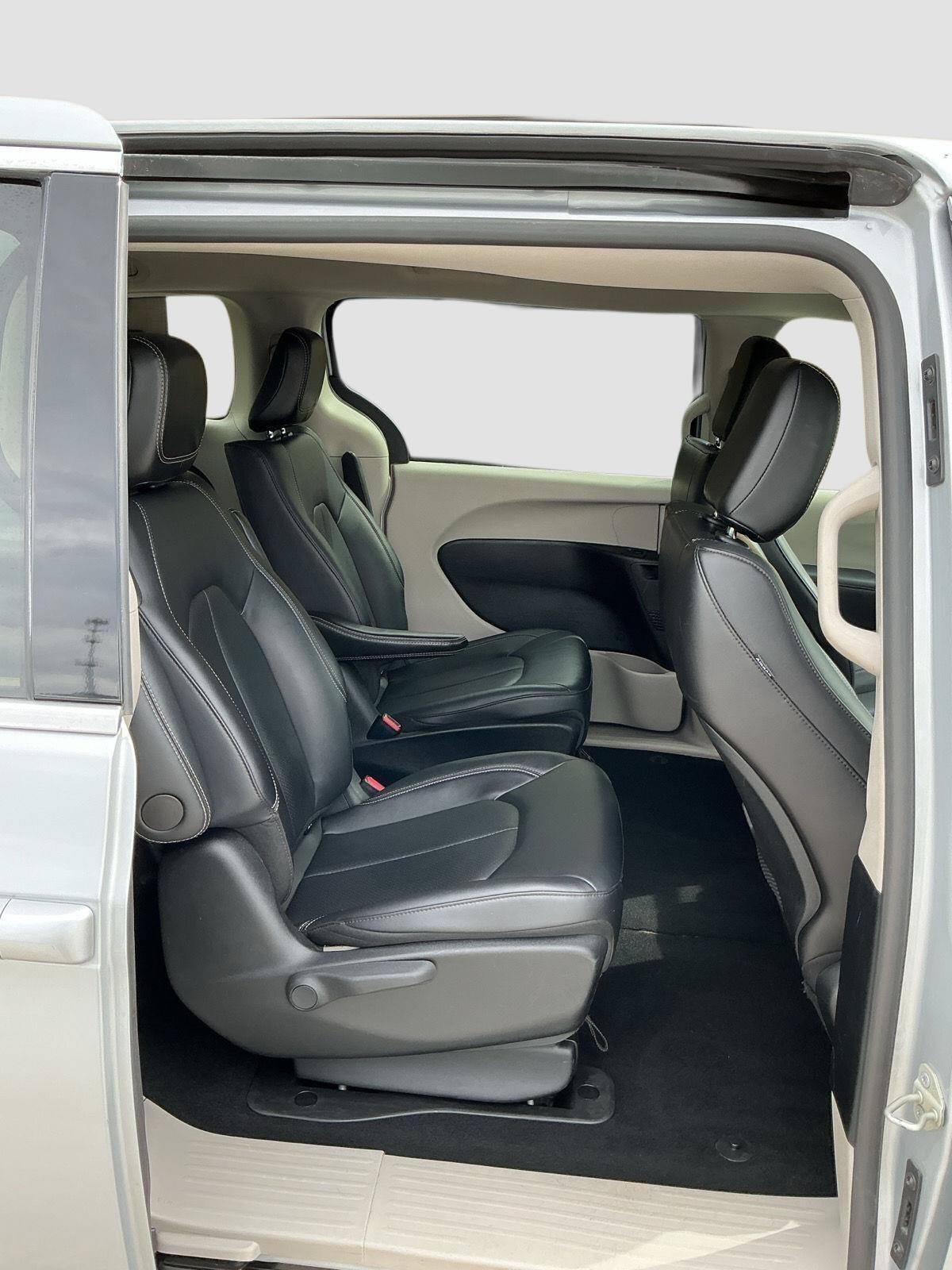 Used 2024 Chrysler Pacifica Limited FWD image 22