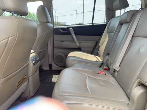 Used 2012 Toyota Highlander SE w/ Tow Pkg FWD image 32