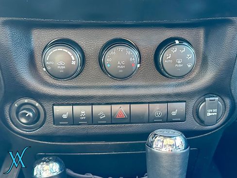 Used 2018 Jeep Wrangler Unlimited Sahara w/ Connectivity Group AWD/4WD image 33