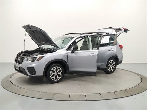 Used 2021 Subaru Forester Premium image 11