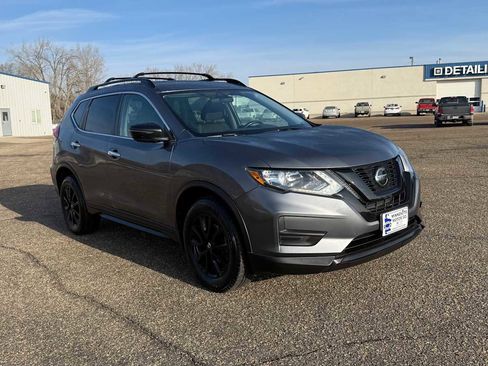 Used 2018 Nissan Rogue SV image 2