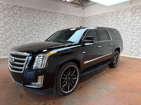 Used 2020 Cadillac Escalade ESV Luxury AWD/4WD image 3