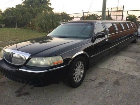 Used 2006 Lincoln Town Car Signature image 1