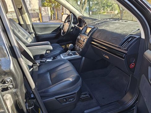 Used 2014 Land Rover LR2 HSE image 18