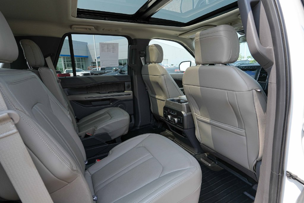 Used 2019 Ford Expedition Limited w/ Equipment Group 302A AWD/4WD image 26