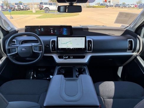 Used 2025 Ford Expedition Active image 24