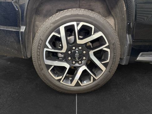 Used 2025 Chevrolet Silverado EV RST AWD/4WD image 27