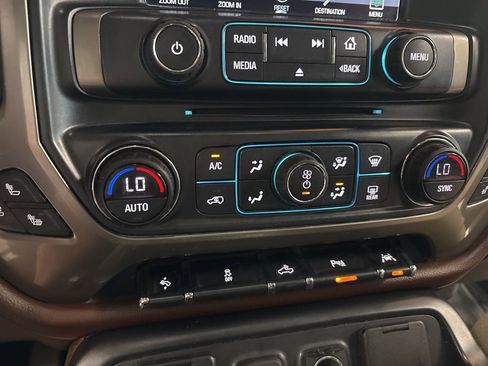 Used 2018 Chevrolet Silverado 1500 High Country image 19