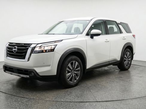 Used 2025 Nissan Pathfinder SV FWD image 3