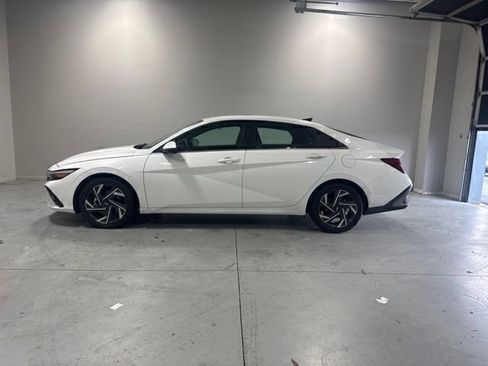 Certified 2025 Hyundai Elantra Limited FWD image 10