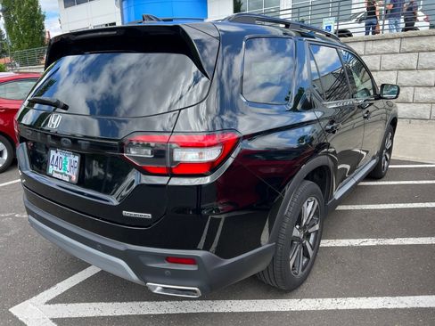 Used 2023 Honda Pilot Touring image 4