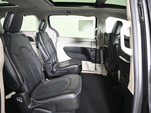 Used 2020 Chrysler Pacifica Limited image 15