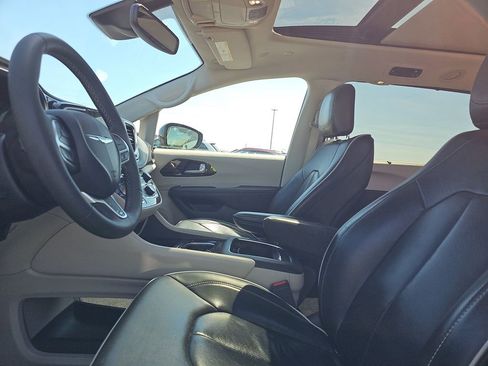 Used 2024 Chrysler Pacifica Limited image 4
