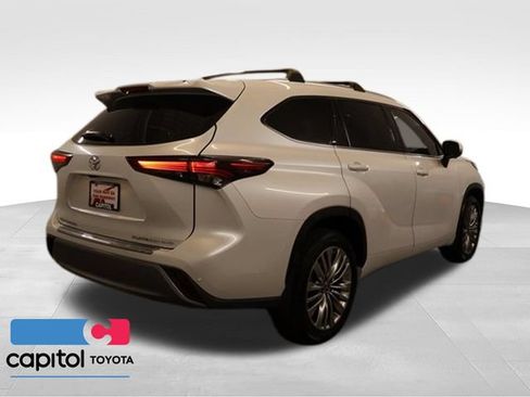 Certified 2024 Toyota Highlander Platinum AWD/4WD image 3