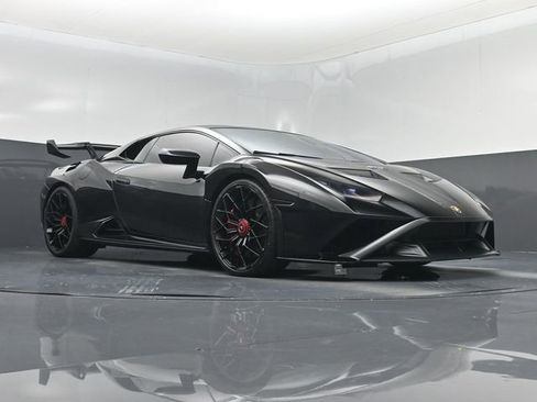 Used 2022 Lamborghini Huracan STO RWD image 32