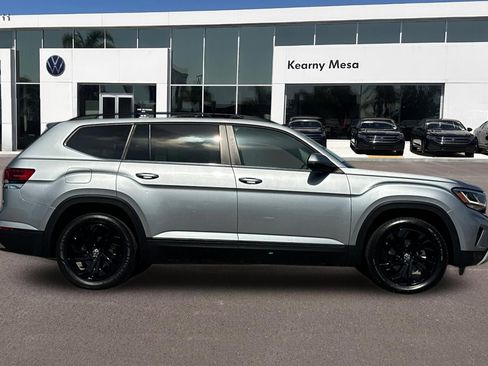 Used 2023 Volkswagen Atlas SE w/ Panoramic Sunroof Package FWD image 3