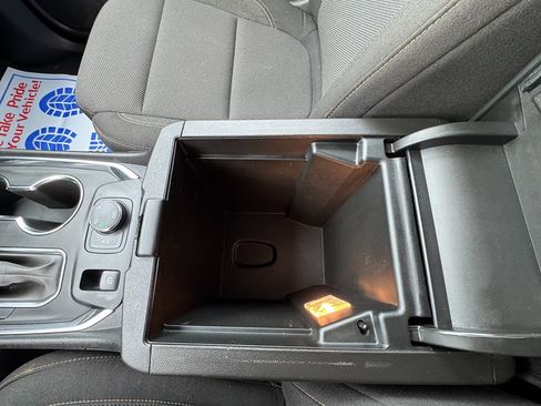 Used 2021 Chevrolet Traverse LS image 32