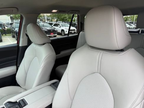 Used 2026 Toyota Grand Highlander AWD image 9