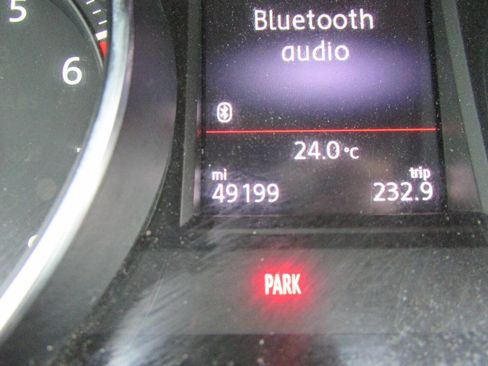 Used 2015 Volkswagen Golf 4-Door FWD image 40