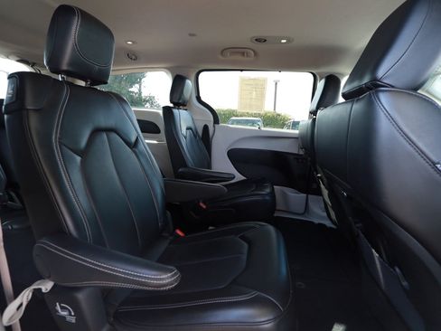 Used 2024 Chrysler Pacifica Touring-L FWD image 27