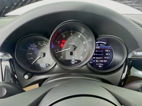 Certified 2025 Porsche Macan image 15