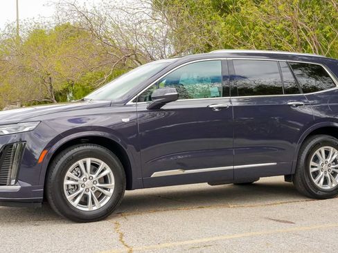 Certified 2025 Cadillac XT6 Luxury FWD image 8
