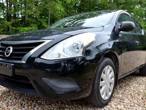 Used 2015 Nissan Versa S image 2