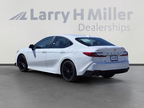 Used 2025 Toyota Camry SE image 5