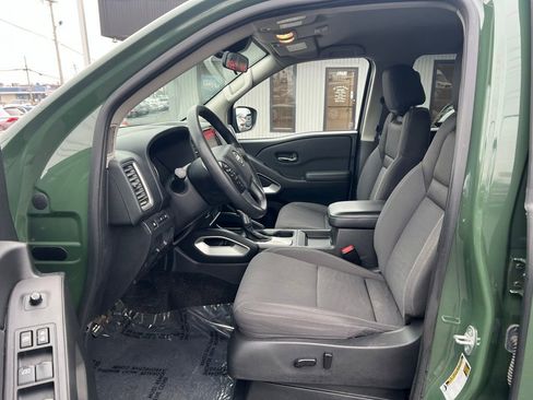 Used 2022 Nissan Frontier SV w/ Technology Package image 9