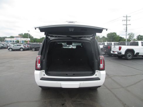 Used 2016 GMC Yukon XL SLT w/ Open Road Package AWD/4WD image 7