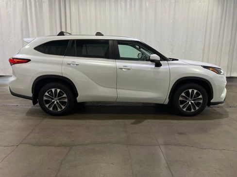 Used 2023 Toyota Highlander XLE AWD/4WD image 2