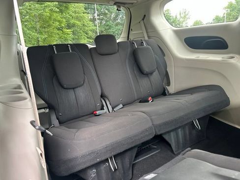 Used 2021 Chrysler Pacifica Touring FWD image 40