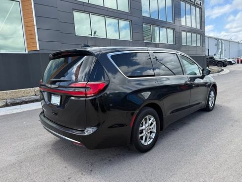 Used 2023 Chrysler Pacifica Touring-L FWD image 3