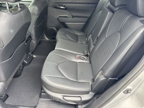 Used 2020 Toyota Highlander XLE FWD image 20
