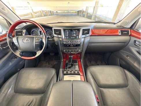 Used 2009 Lexus LX 570 4WD w/ Preferred Accessory Pkg image 16