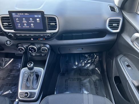 Used 2025 Hyundai Venue SEL image 32